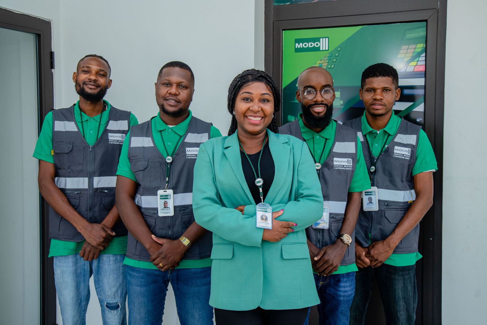 Equipa profissional da MODO 111 LDA colaborando em projetos